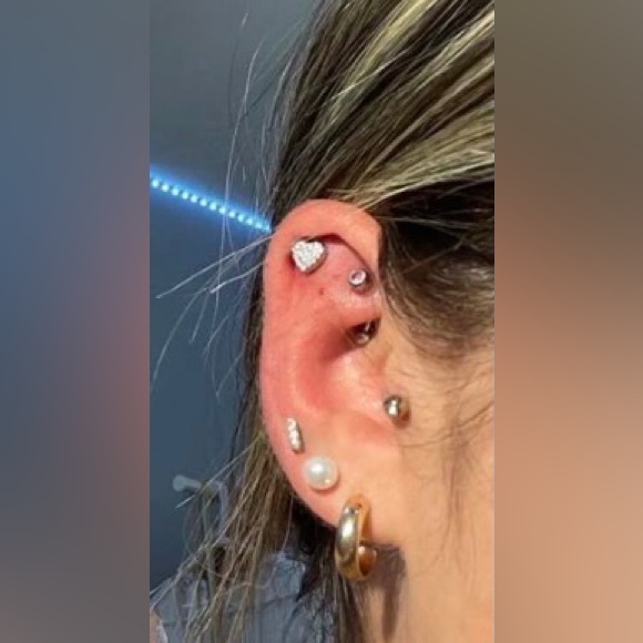 💖 16g 1 Piece CZ Heart Ear Stud NWT - Picture 7 of 10